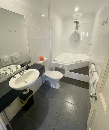 Bathroom 5, Athelstane House, Queenscliffe