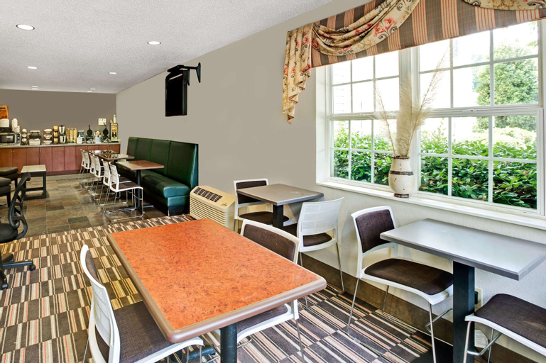 Food & Drinks 5, Microtel Inn & Suites by Wyndham Cherokee, Jackson