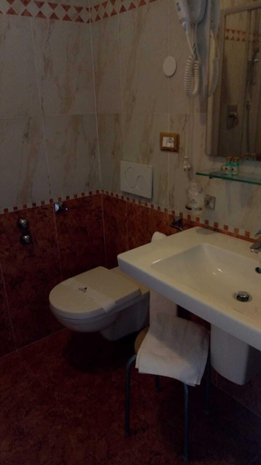Bathroom 4, Hotel MaxiHeron, Venezia