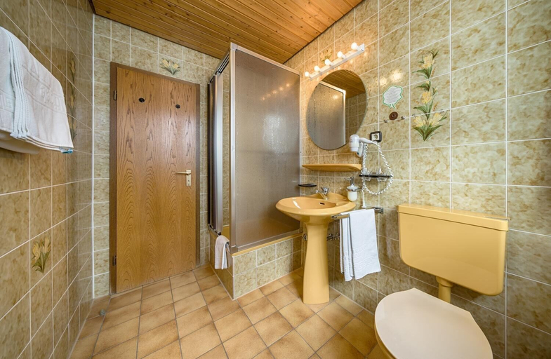 Bathroom 3, Hotel Schwarzwaldgasthof Zur Traube, Breisgau-Hochschwarzwald