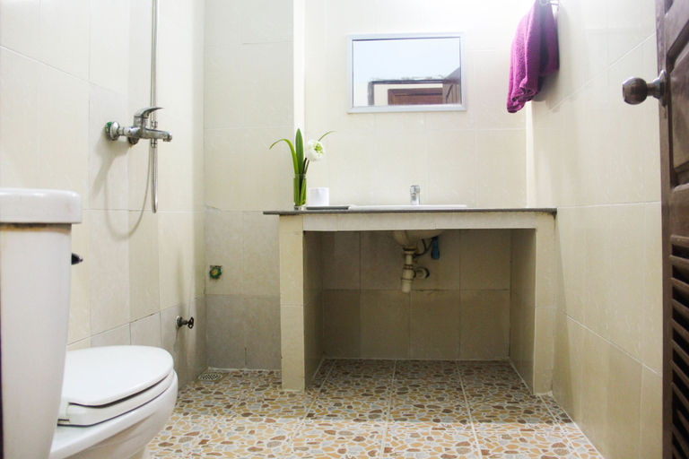 Bathroom 5, Tropical Breeze Guesthouse, Siem Reap