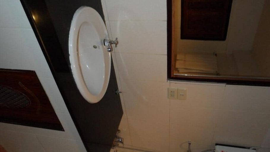 Bathroom 3, Bautong Lodge Guest House, Muang Chiang Mai
