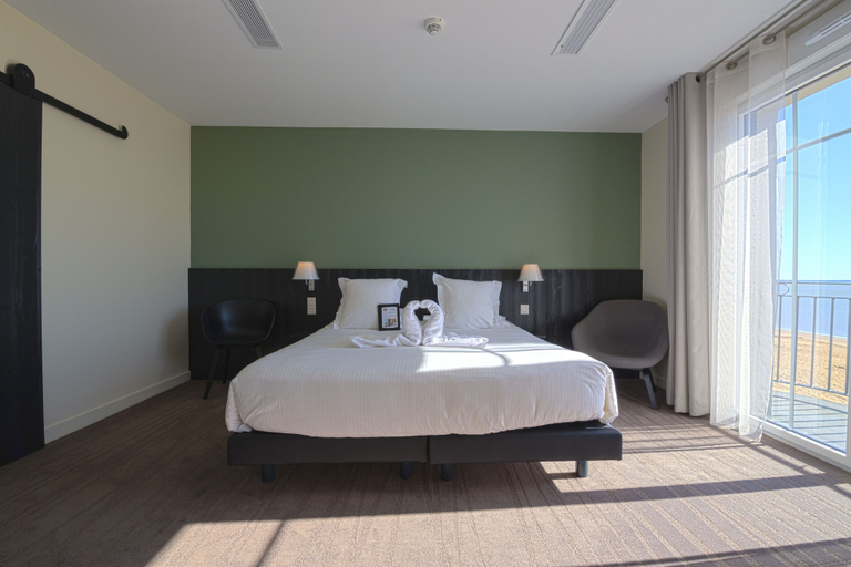 Bedroom 4, Hotel Les Flots - Chatelaillon Plage, Charente-Maritime