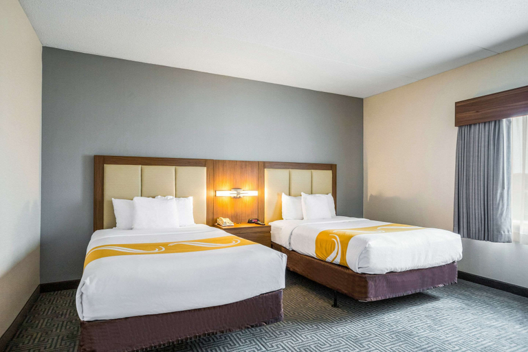 Bedroom 4, Quality Suites Lansing West, Eaton