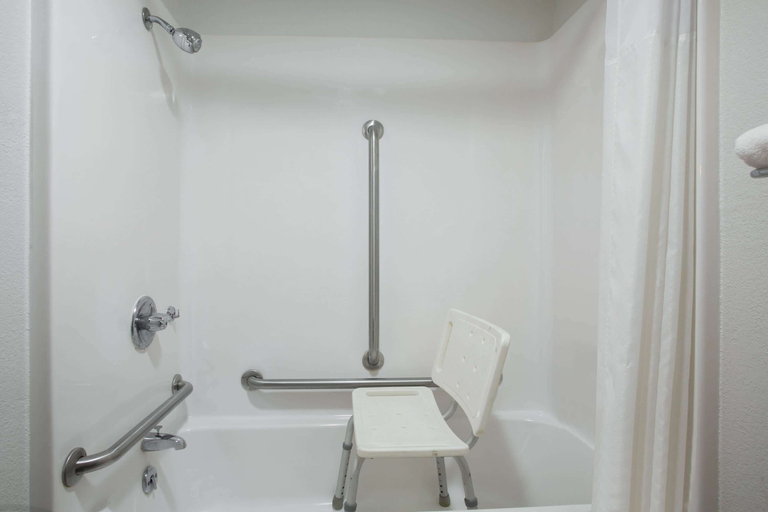 Bathroom 5, Super 8 by Wyndham Fort Madison, Lee