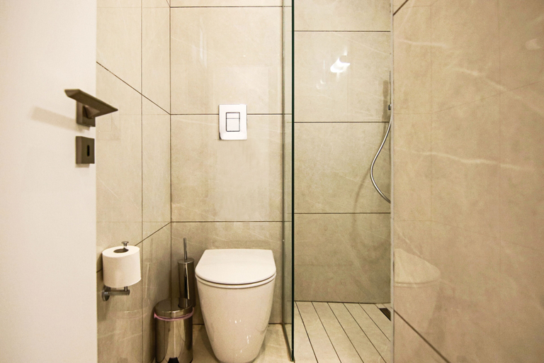 Bathroom 3, Phaedrus Living: Seaside Executive Flat Harbour 201