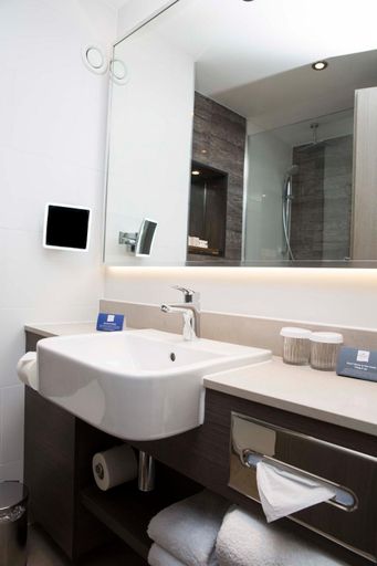 Bathroom 3, Crowne Plaza Basingstoke, Hampshire