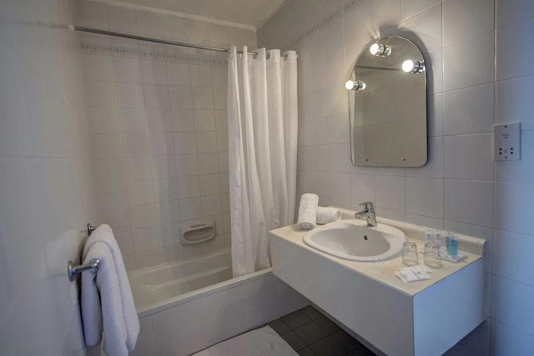 Bathroom 4, Sliema Chalet Hotel