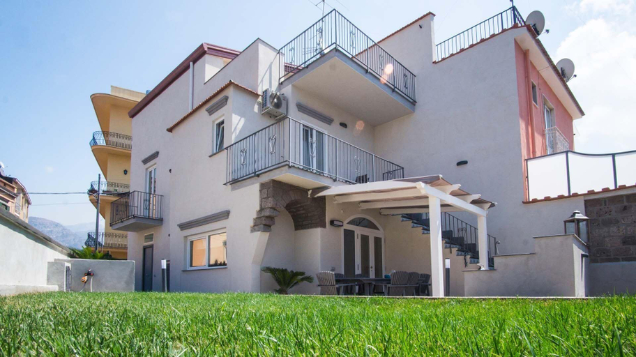 Exterior & Views, Spacious Villa with 4 rooms, pool, solarium & garden, Napoli