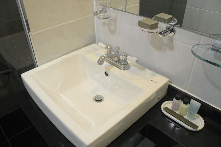 Bathroom 3, Ocean View Hotel, Dong