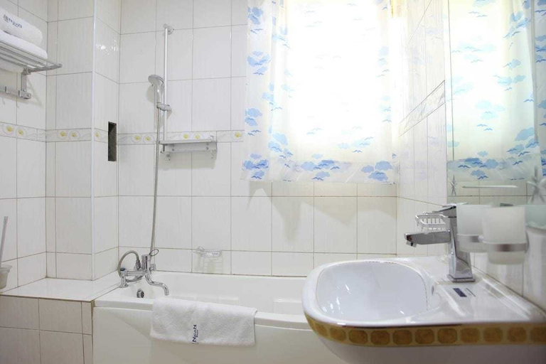 Bathroom 3, Kyato Hotel, Kassanda