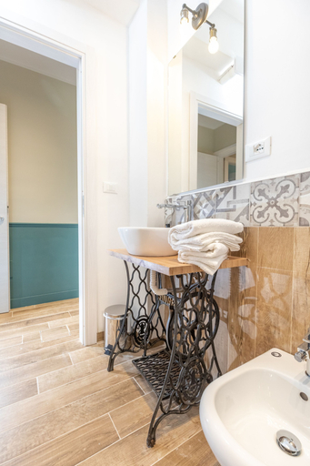 Bathroom 5, Leone Suite B&B, Palermo
