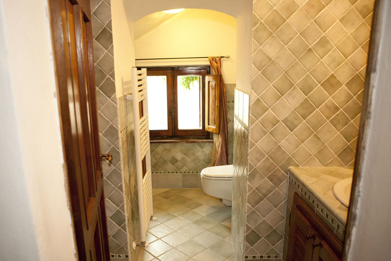 Bathroom 5, Villa di Leonardo, Siena