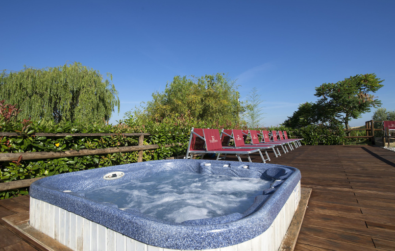 Outdoor spa tub, Tenuta Montespertoli, Florence