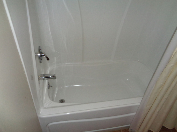Bathroom 4, Fairgrounds Inn, Perry