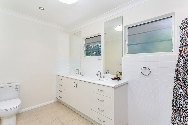 Bathroom, Dolce Vita Beachfront Holiday House, Cairns