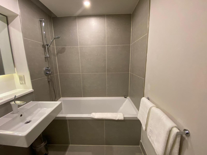 Bathroom 4, Axiom Park Hotel, London
