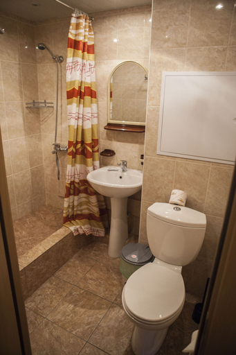 Bathroom 3, Moskabelmet, Central