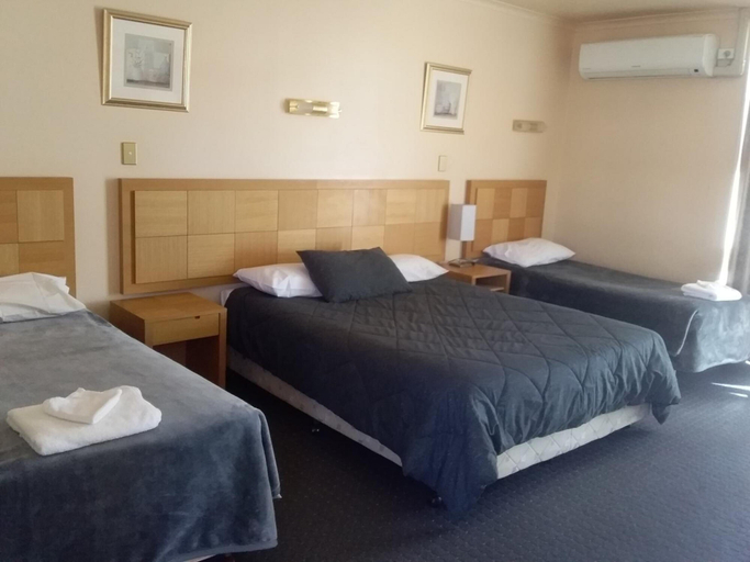 Bedroom 2, Desert Sand Motor Inn, Broken Hill