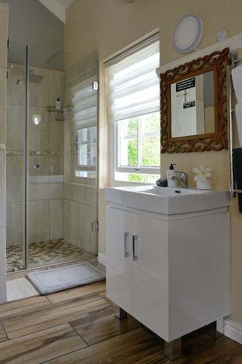 Bathroom 4, Le Petit Paris, Cape Winelands