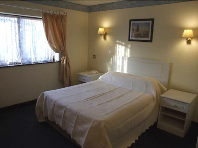 Bedroom 4, Amblehurst Hotel, Trafford