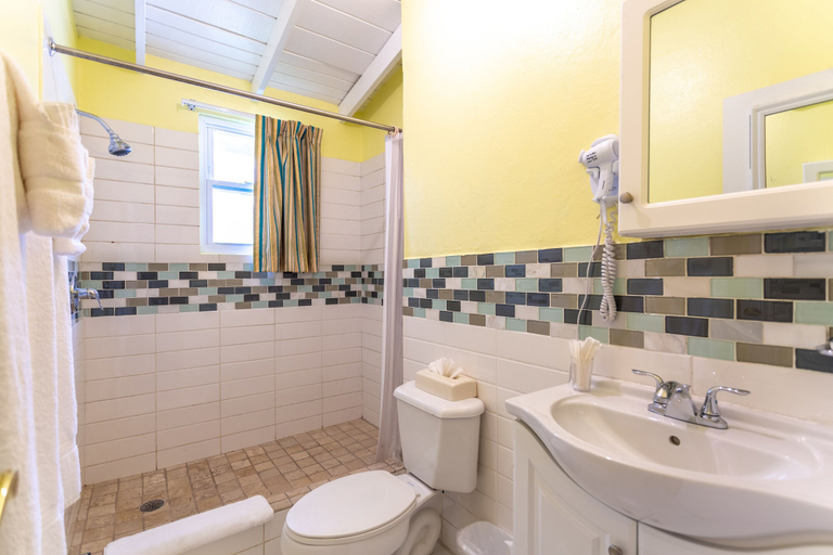 Bathroom 5, Sebastian's on the Beach