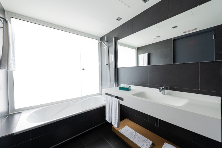 Bathroom 5, Hotel Atenea Port Barcelona Mataro, Barcelona