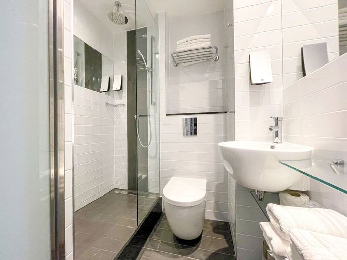 Bathroom 5, Four Points Flex by Sheraton Cardiff, Cardiff