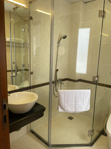 Bathroom 4, Acnos Grand Hotel, District 3