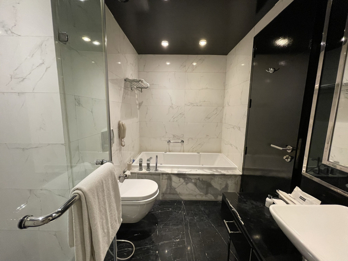 Bathroom 5, Radisson Blu Hotel New Delhi Paschim Vihar, Delhi