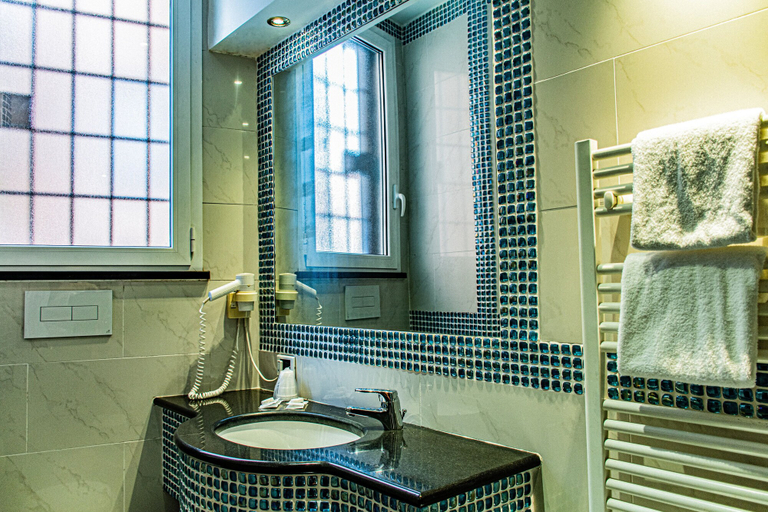 Bathroom 4, Hotel Canova, Rome