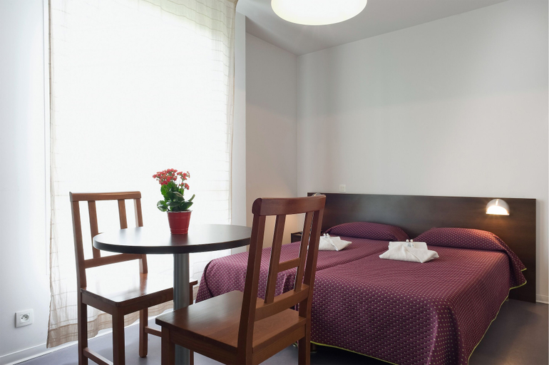 Bedroom 3, Residhotel les Hauts d'Andilly, Val-d'Oise