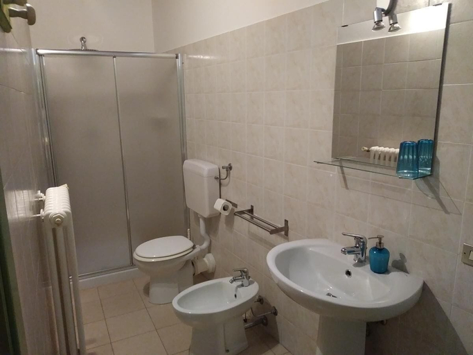 Bathroom 3, Agriturismo Corte Gaia, Mantua