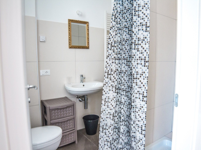 Bathroom, L'arco del corso, Bari