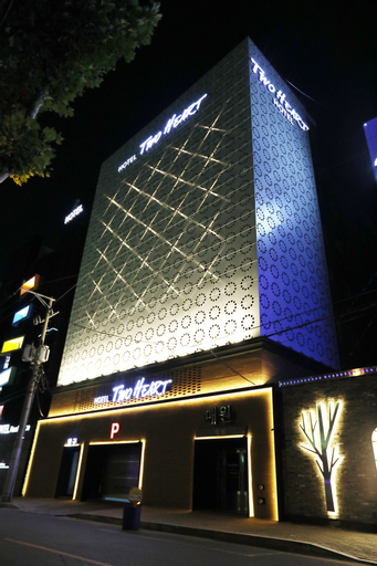Two Heart Hotel, Buk