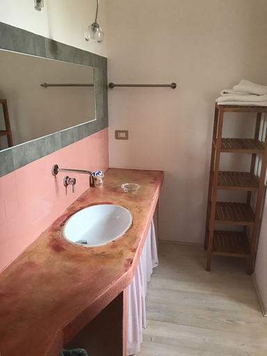 Bathroom 4, Masseria Scannaturco, Matera