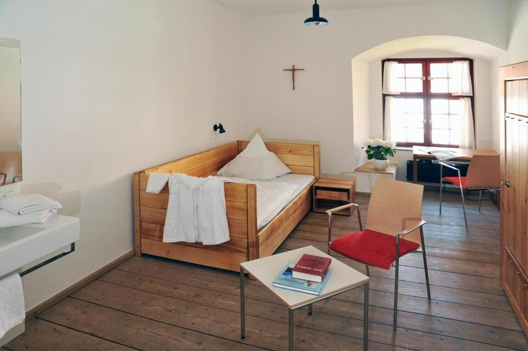 Bedroom 3, Kloster Heiligkreuztal Tagungshaus, Biberach