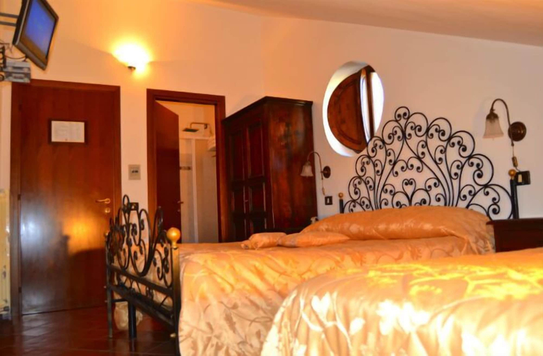 Bedroom 4, Hotel Bucaneve, L'Aquila