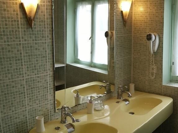 Bathroom 5, Castel Bayeux Guesthouse, Calvados