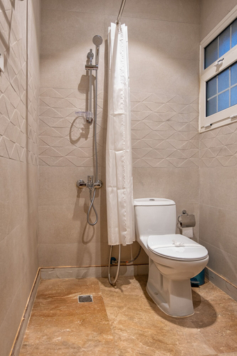 Bathroom 5, Karim Hotel