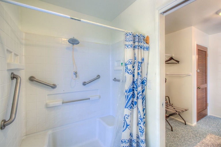 Bathroom 4, Kona Hawaii Guesthouse, Hawaii