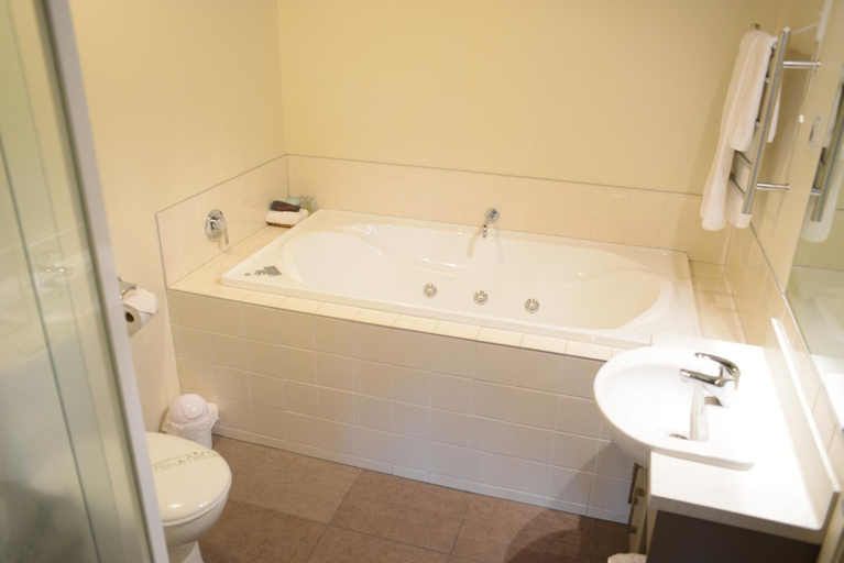 Bathroom 4, The Hobbit Motorlodge, Ruapehu