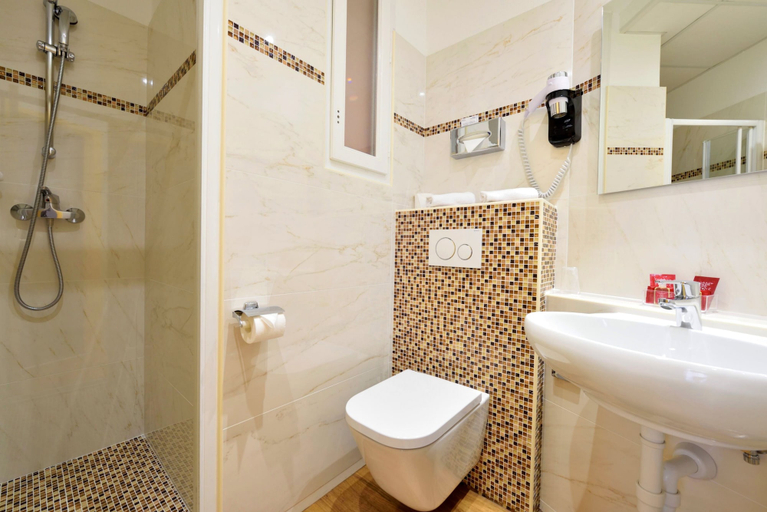 Bathroom 4, Hotel Capitole, Alpes-Maritimes
