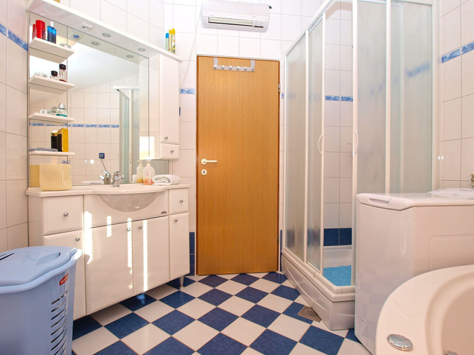 Bathroom 3, Apartment 1436, Pula