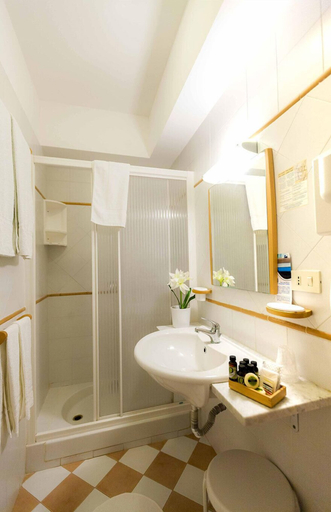 Bathroom 5, Hotel Pocho, Trapani