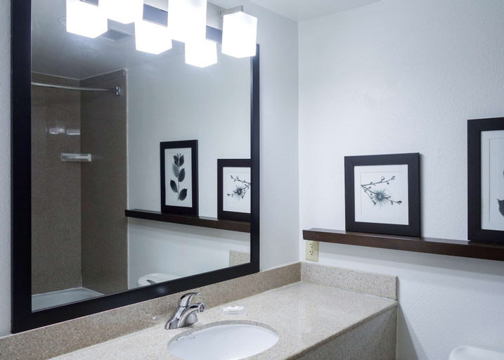 Bedroom 4, Country Inn & Suites by Radisson, Washington, D.C. East - Capitol Heights, MD, Prince George's