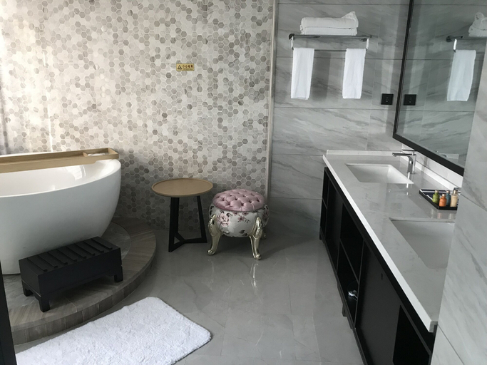 Bathroom 5, Metropolis Golf Hot Spring Hotel, Kunming