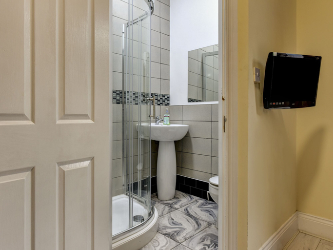Bathroom 4, Empire Hotel, Leicester