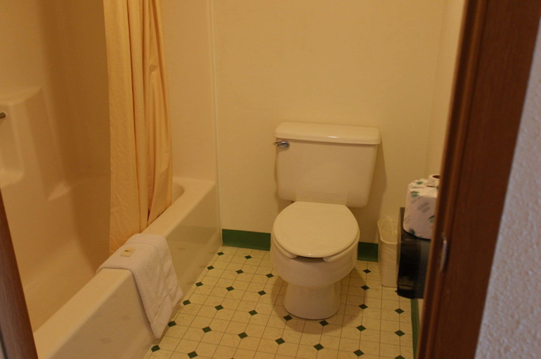 Bathroom 4, State Line Inn, Washington