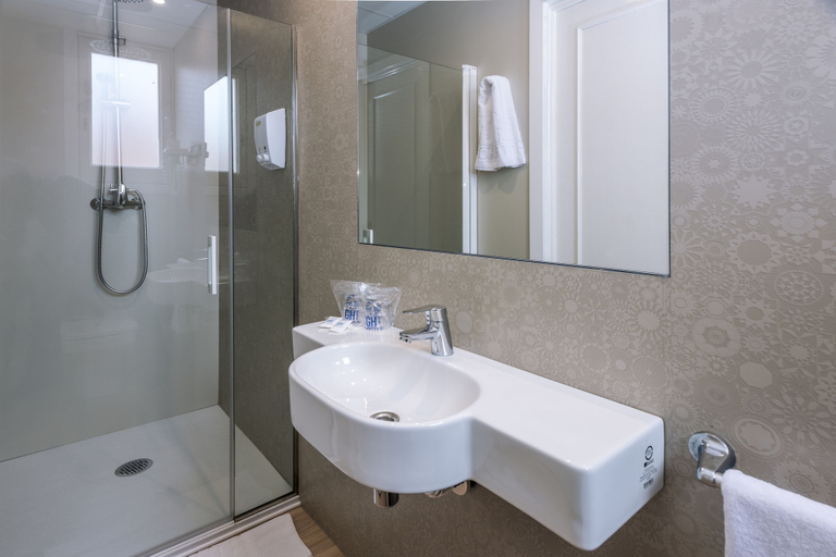 Bathroom 4, GHT Balmes, Hotel, Aparthotel & SPLASH, Barcelona